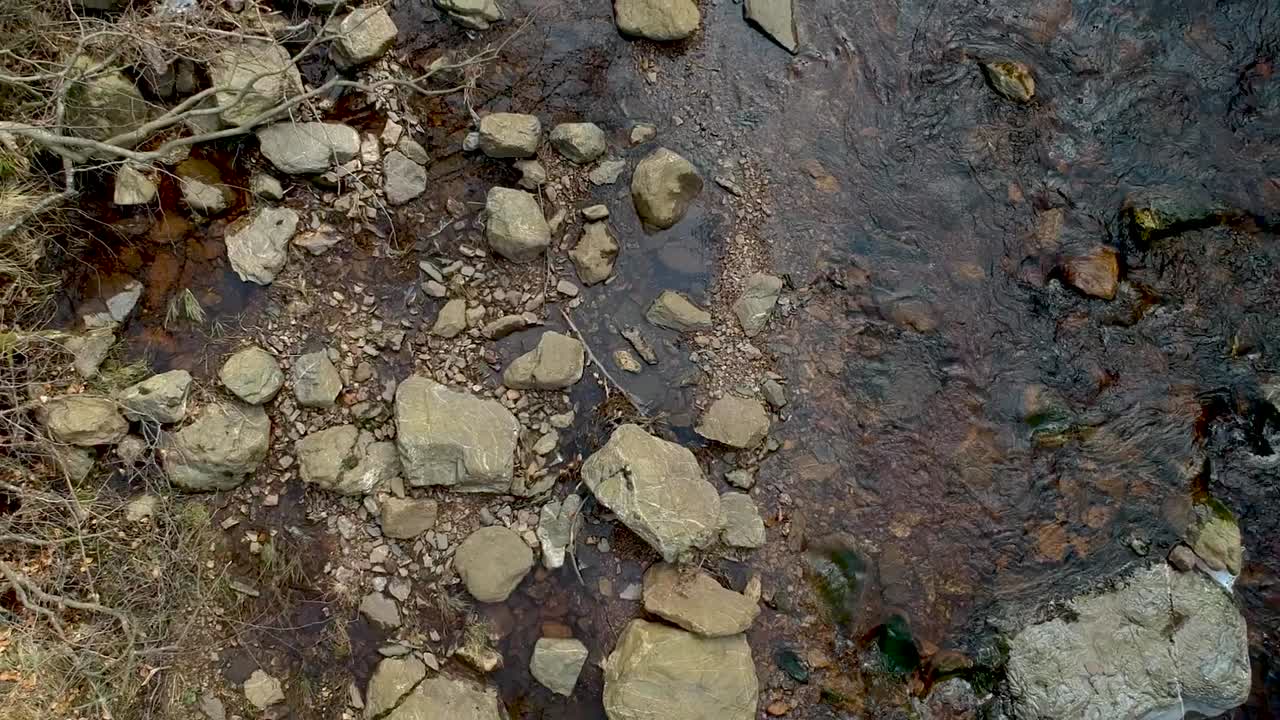 hermoso río forestal con piedras de arriba hacia abajo ascender vista de drones