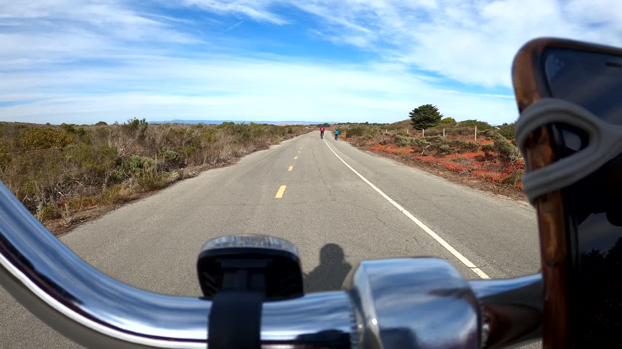 미국 캘리포니아 몬테레이 베이 해안 자전거 트레일에서 자전거를 타는 사람의 pov 샷