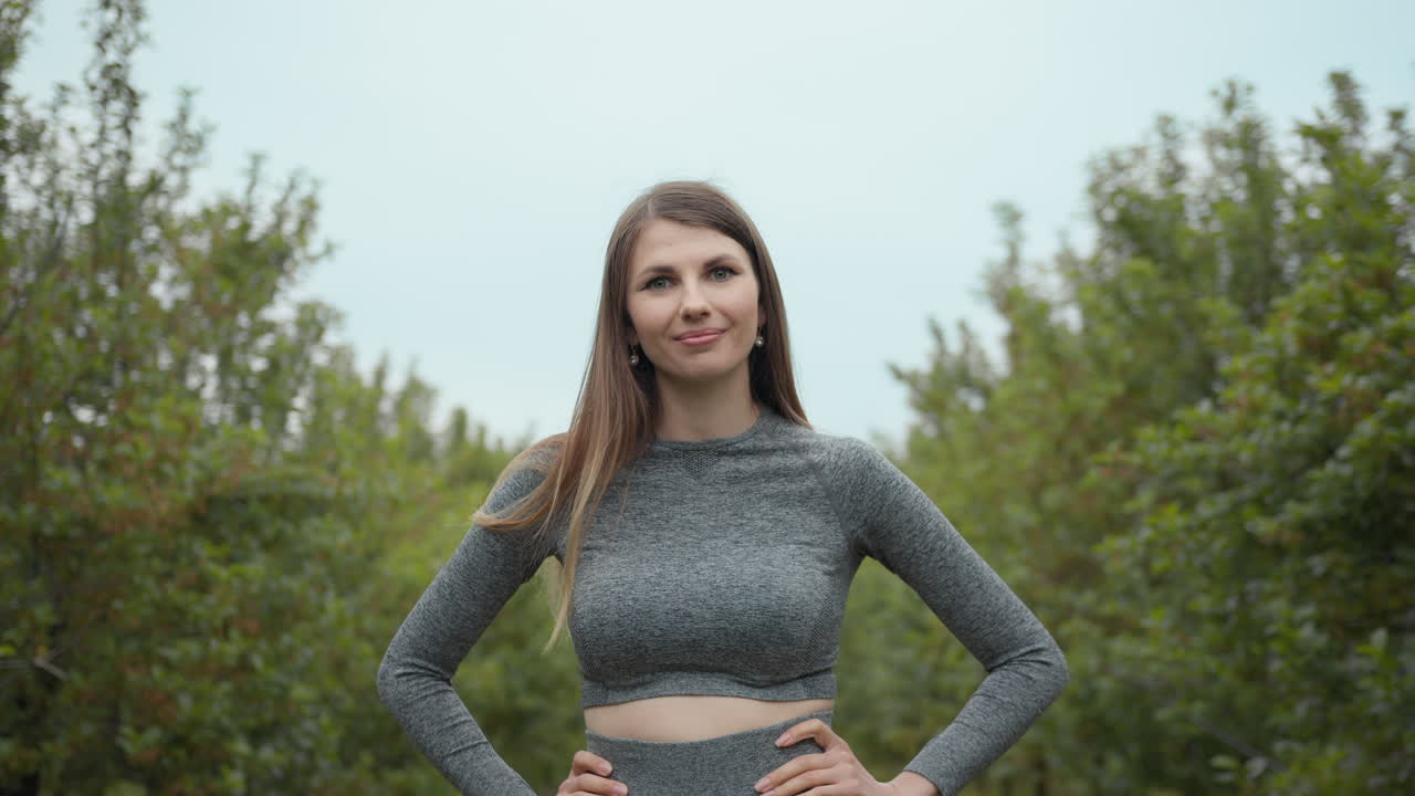 mulher em roupas desportivas ao ar livre