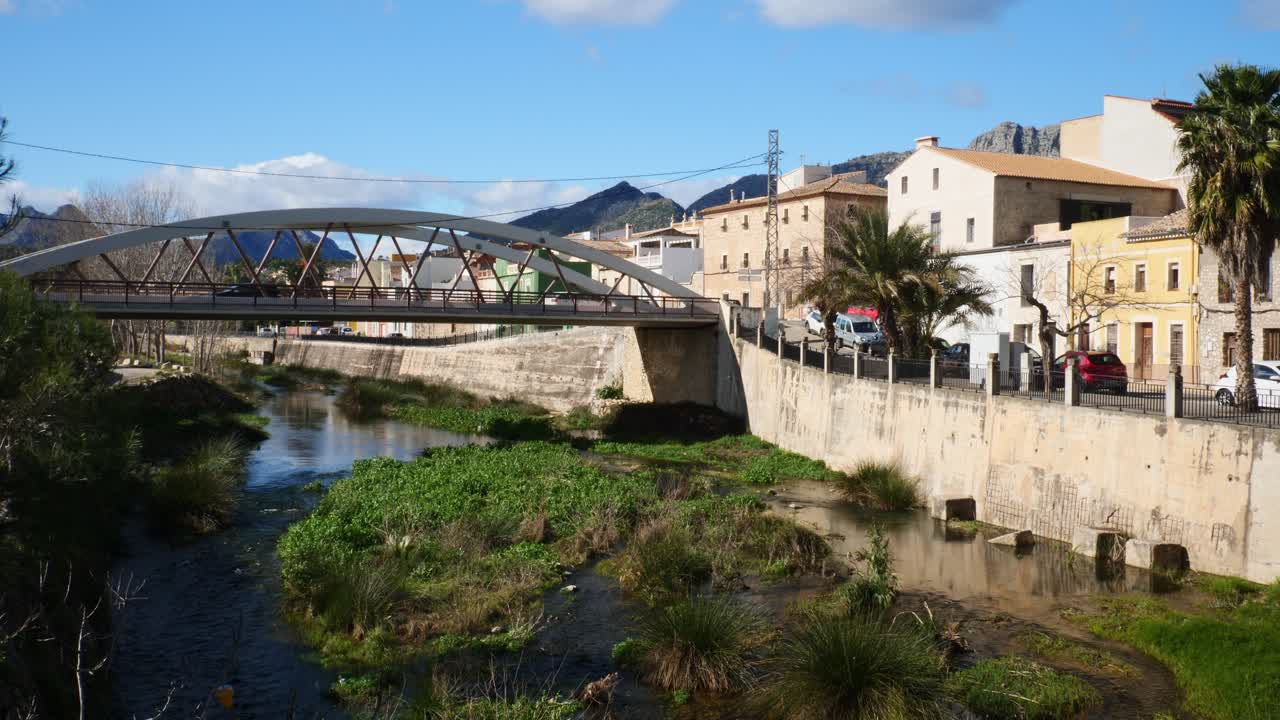 El pueblo de Beniarbeig, España. Río Girona y puente del Meridiano 0