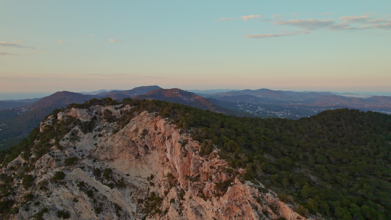 las montañas rocosas de punta roja en ibiza, españa - foto aérea