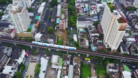 vista aérea de la ciudad de bangkok con el tren del metro