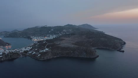 Dron-Volando-Sobre-La-Isla-De-Patmos-Grecia-Al-Anochecer-Atardecer-Aéreo-Océano-Pintura-De-Juan-El-Apóstol-En-La-Isla-De-Patmos-Grecia-Isla-Patmos-Grecia-Juan-Cristiano-Tierra-Santa-Apóstol-Jesús-Discípulo-Mar