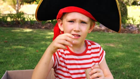 un niño fingiendo ser un pirata.