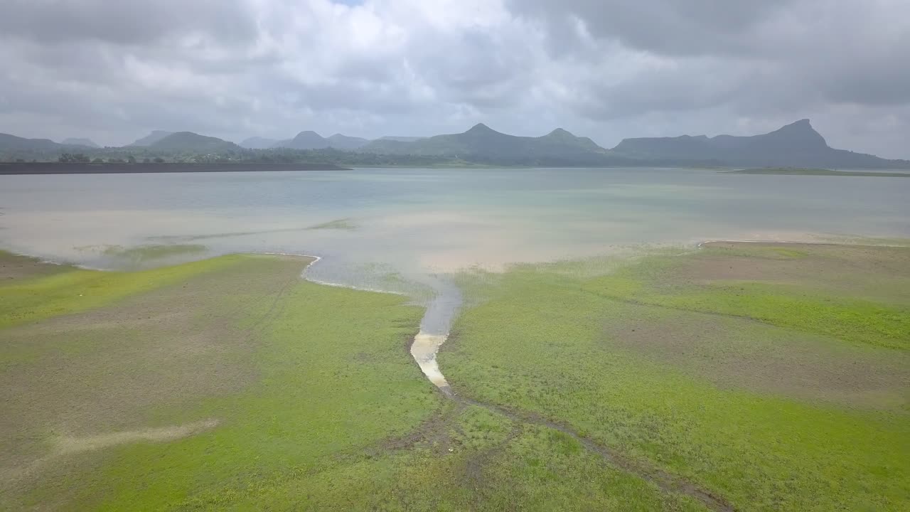 마하라슈트라, 트림바케슈워, 인도 에서 몬순 계절 에 구름 이 가득 한 습한  - 드론 촬영