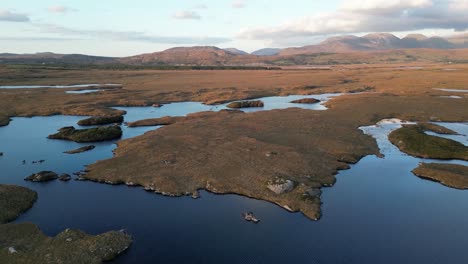 Vista-Aérea-De-Connemara,-Cautivadora-Región-En-El-Corazón-De-Irlanda,-Revela-Un-Paisaje-De-Extraordinaria-Belleza-Natural