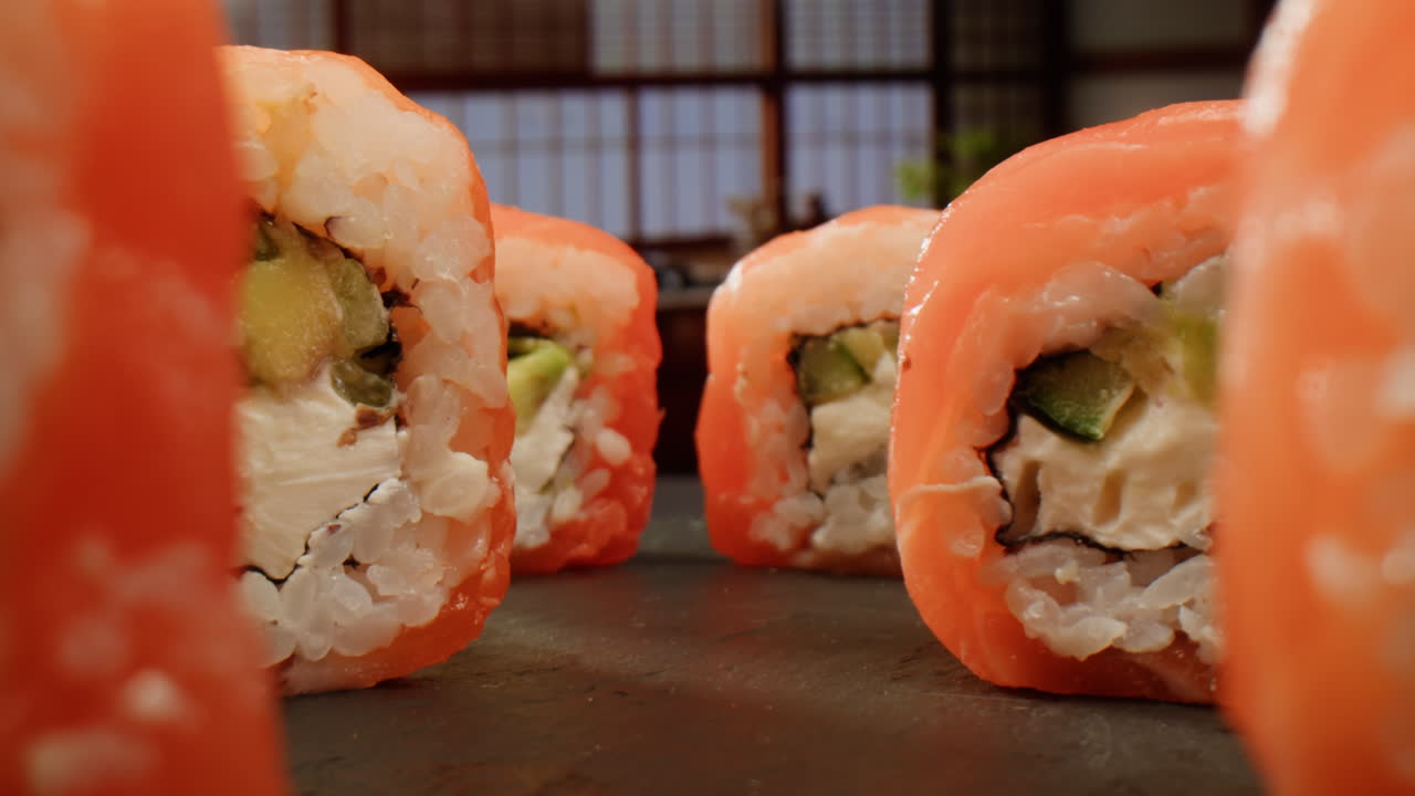 primer plano de los rollos de sushi de salmón