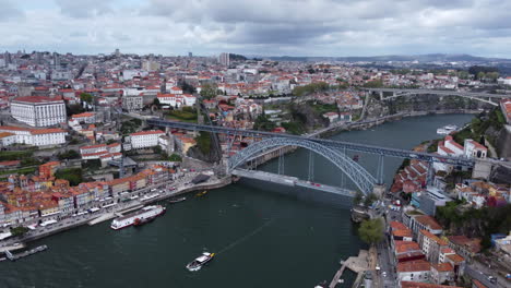 Toma-Panorámica-Aérea-Del-Puente-Dom-Luís-I-–-Puente-De-Arco-De-Metal-De-Dos-Pisos-Que-Cruza-El-Río-Douro-Entre-Las-Ciudades-De-Porto-Y-Vila-Nova-De-Gaia-En-Portugal