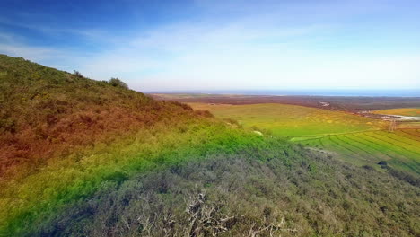 video de la niebla del arco iris sobre el paisaje rural en movimiento
