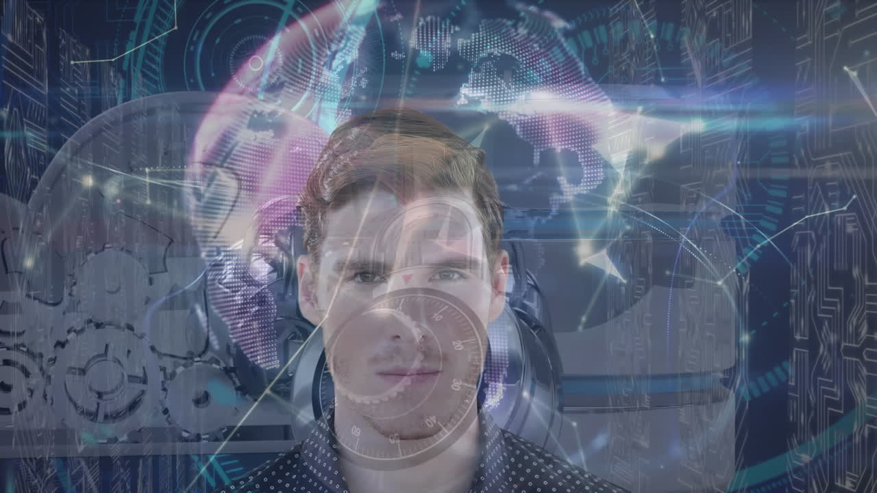 animación de formas moviéndose y sonriendo hombre de negocios caucásico sobre la sala del servidor