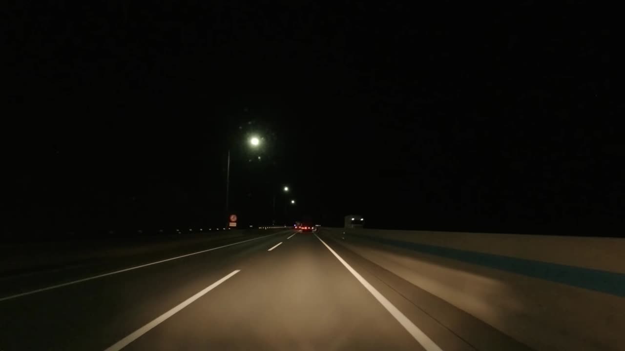 시골 거리에서 도시 불빛으로 들어가는 운전자의 관점.