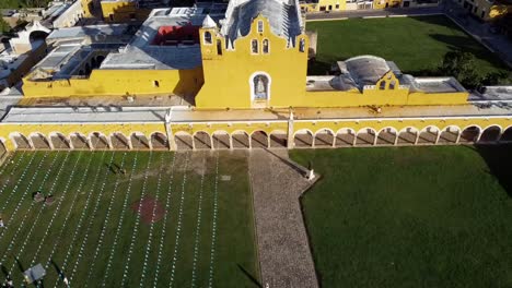 Vista-Aérea-De-Un-Convento-Pintado-De-Amarillo-En-Izamal-Yucatan-Mexico
