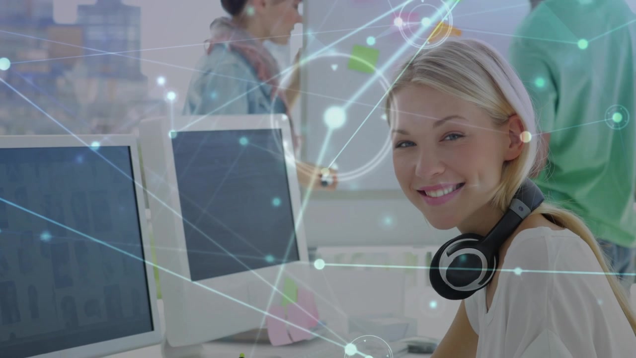 Kreativ kvinnelig designer som jobber på datamaskin med digitalt nettverksoverlegg.
