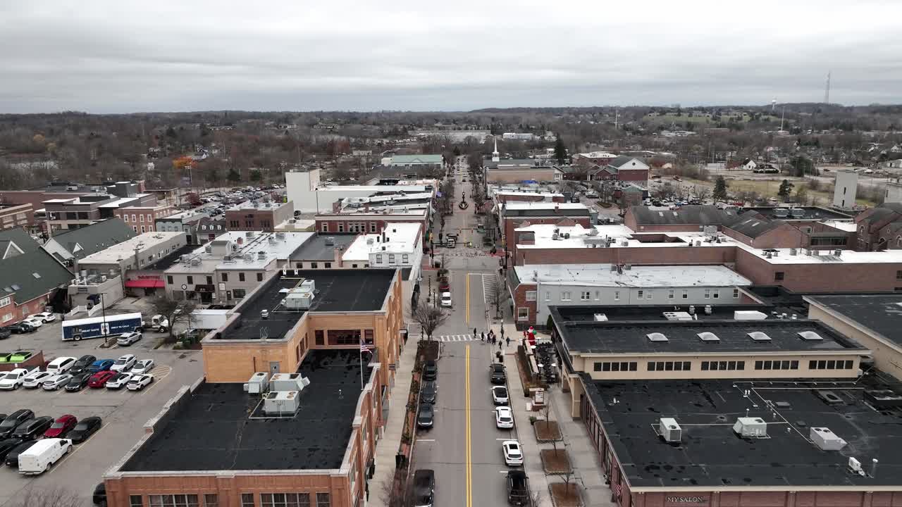 centro de northville, michigan con un video de avión no tripulado moviéndose por encima