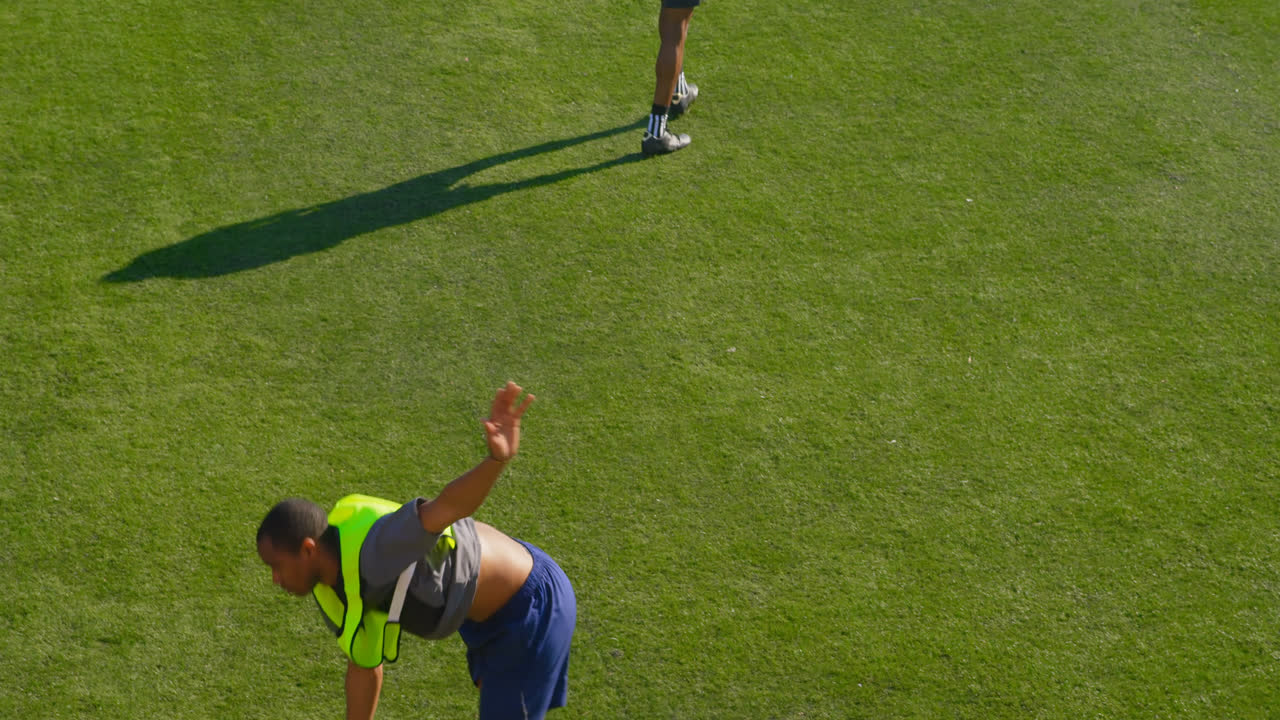 축구 선수 가 필드 4k 에서 카트  ⁇  을 수행 하고 있다