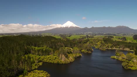 cono volcánico de taranaki en el horizonte