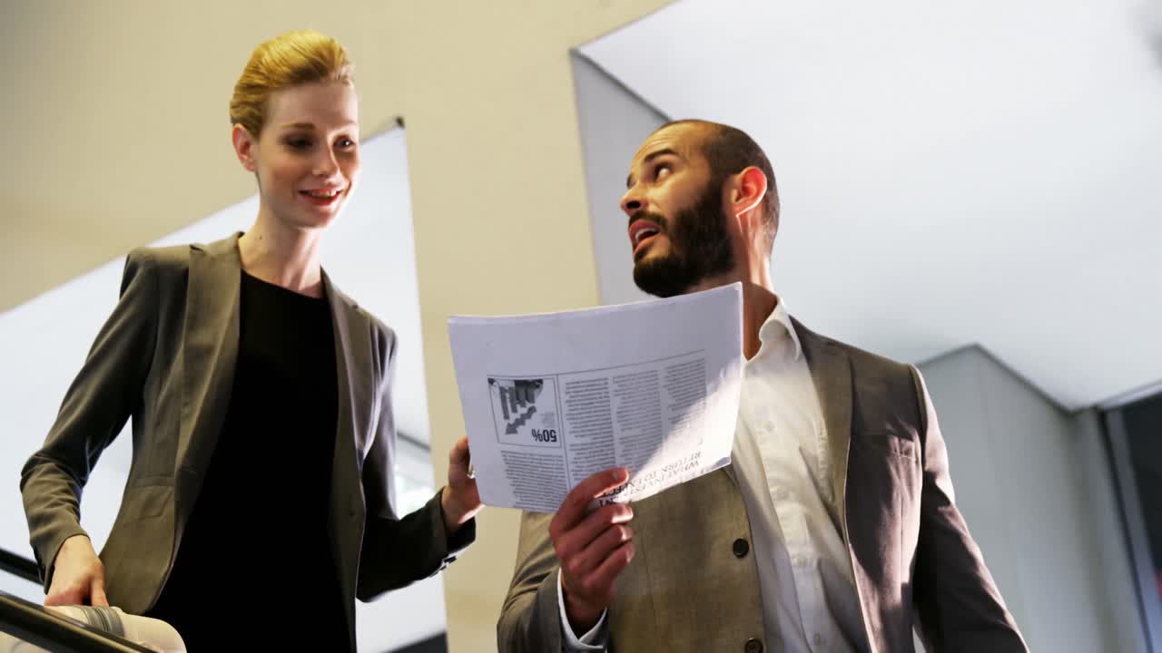 gente de negocios discutiendo sobre el documento