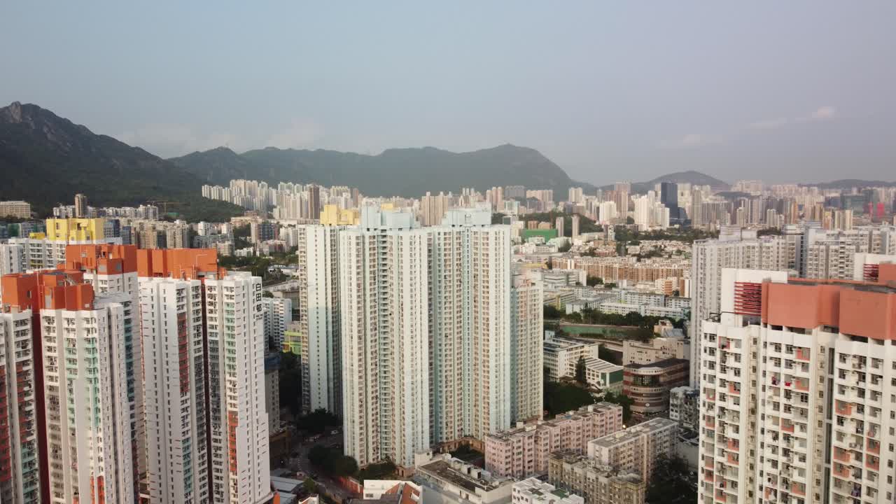 Um voo de drone avançando para apartamentos em Hong Kong, China.