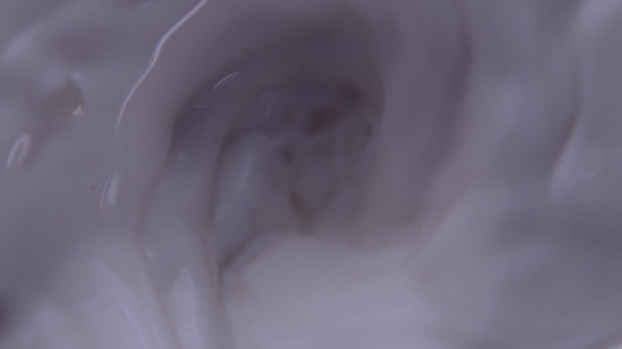 Melkeyoghurt sprut saktefilm virvel appetittvekkende kremet hell dynamisk væskebevegelse matstyling høyhastighet meieriprodukt virvelvisuell glede deilig tekstur