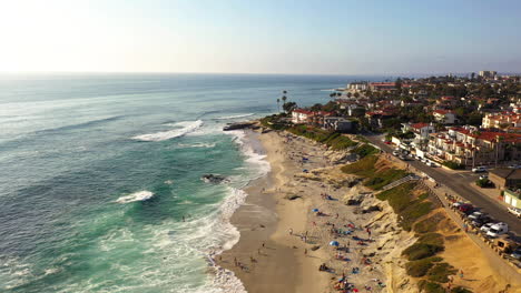 Menschen,-Die-An-Einem-Sonnigen-Tag-In-La-Jolla,-Kalifornien,-Usa,-Sommerferien-Am-Windansea-Beach-Genießen