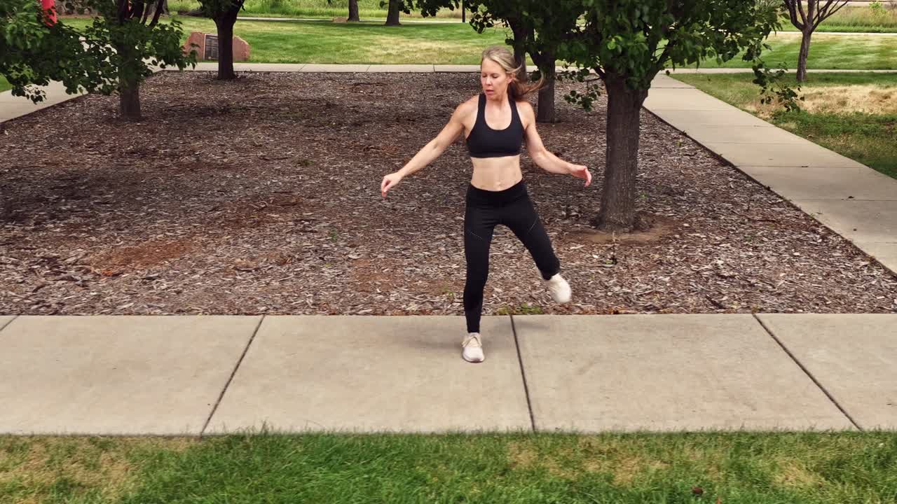 A female fitness expert demonstrates the cross step run training form