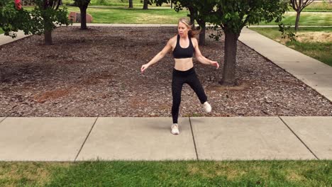 a female fitness expert demonstrates the cross step run training form