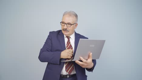 hombre de negocios mirando la computadora portátil con emoción.