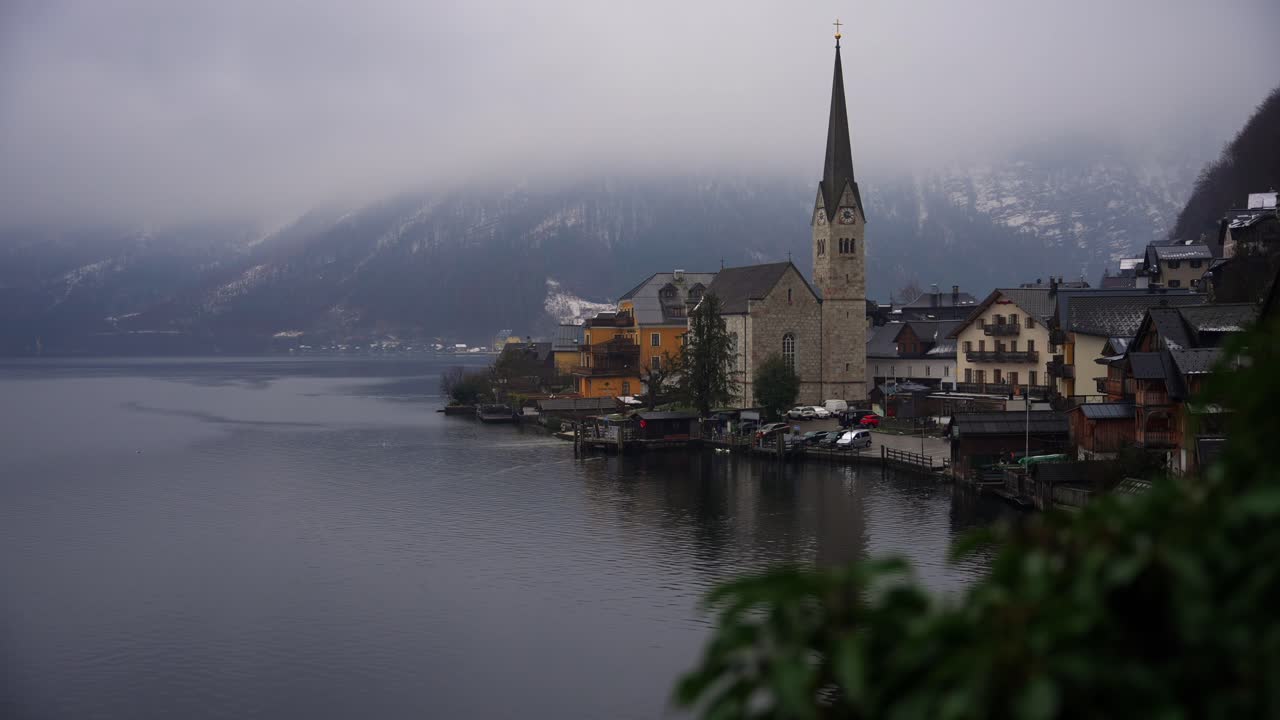 Video girato in Europa in Austria, dalla città di Hallstatt, sul lago.