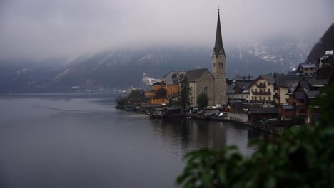 clip filmado en europa en austria desde un pueblo llamado hallstatt que está junto a un lago
