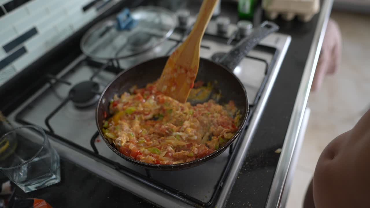Donna che prepara la colazione in cucina