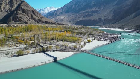 vista aérea de un puente de madera fuera de skardu, una ciudad en el norte de pakistán