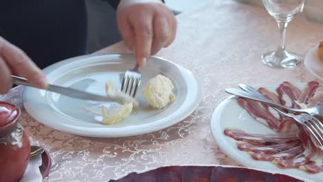 cortar el pimentón en crema agria con un cuchillo y un tenedor