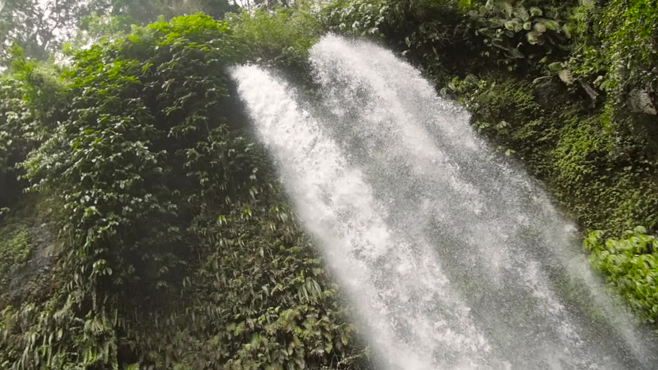 panorámica de una cascada en indonesia