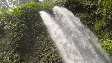 panoramica lungo una cascata in indonesia