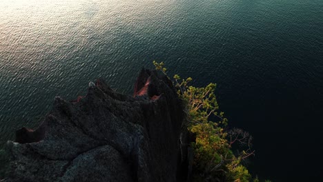 4K-Kinodrohne-über-Den-Rücken-Eines-Zerklüfteten-Karstgipfels-In-Palawan,-Philippinen