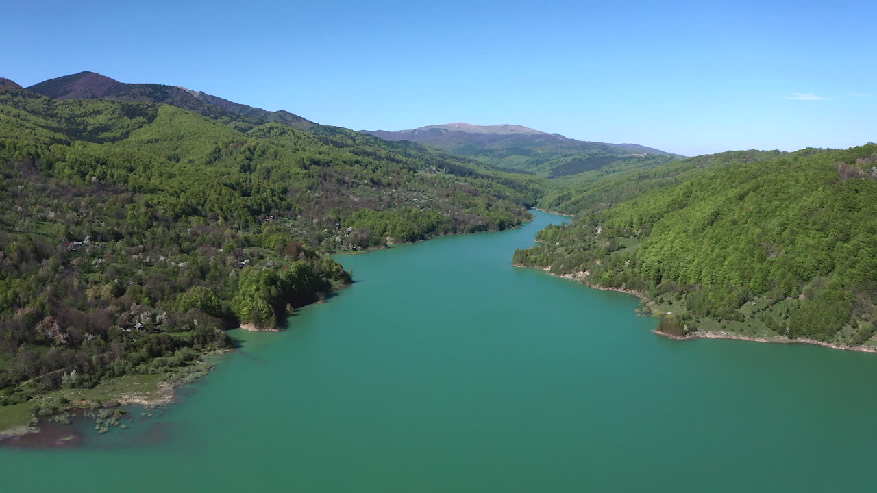 hermoso río azul verde de la represa maneciu en rumania -panorámica aérea