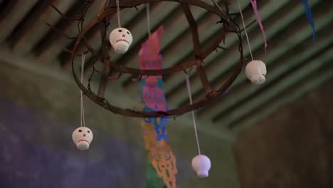 decoraciones de lámparas de cabeza de calavera en la habitación