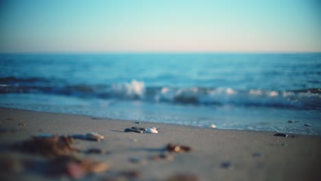 Olas-Del-Océano-En-Una-Playa-De-Arena-Con-Fondo-Borroso