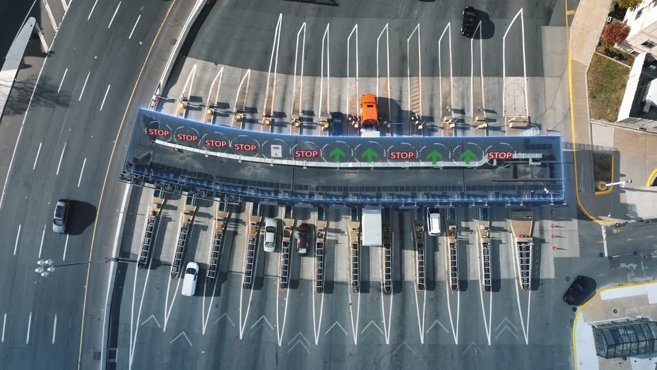 antena de arriba hacia abajo de la autopista con plaza de peaje