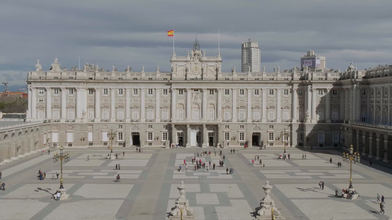 Vista grandangolare sul Palazzo Reale di Madrid