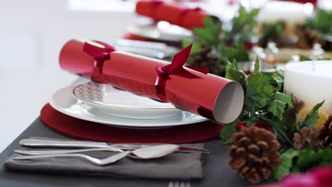 Primer-Plano-De-Una-Mesa-De-Comedor-Navideña-Decorada,-Cubiertos-Con-Galletas-Navideñas-Rojas-Dispuestas-En-Platos