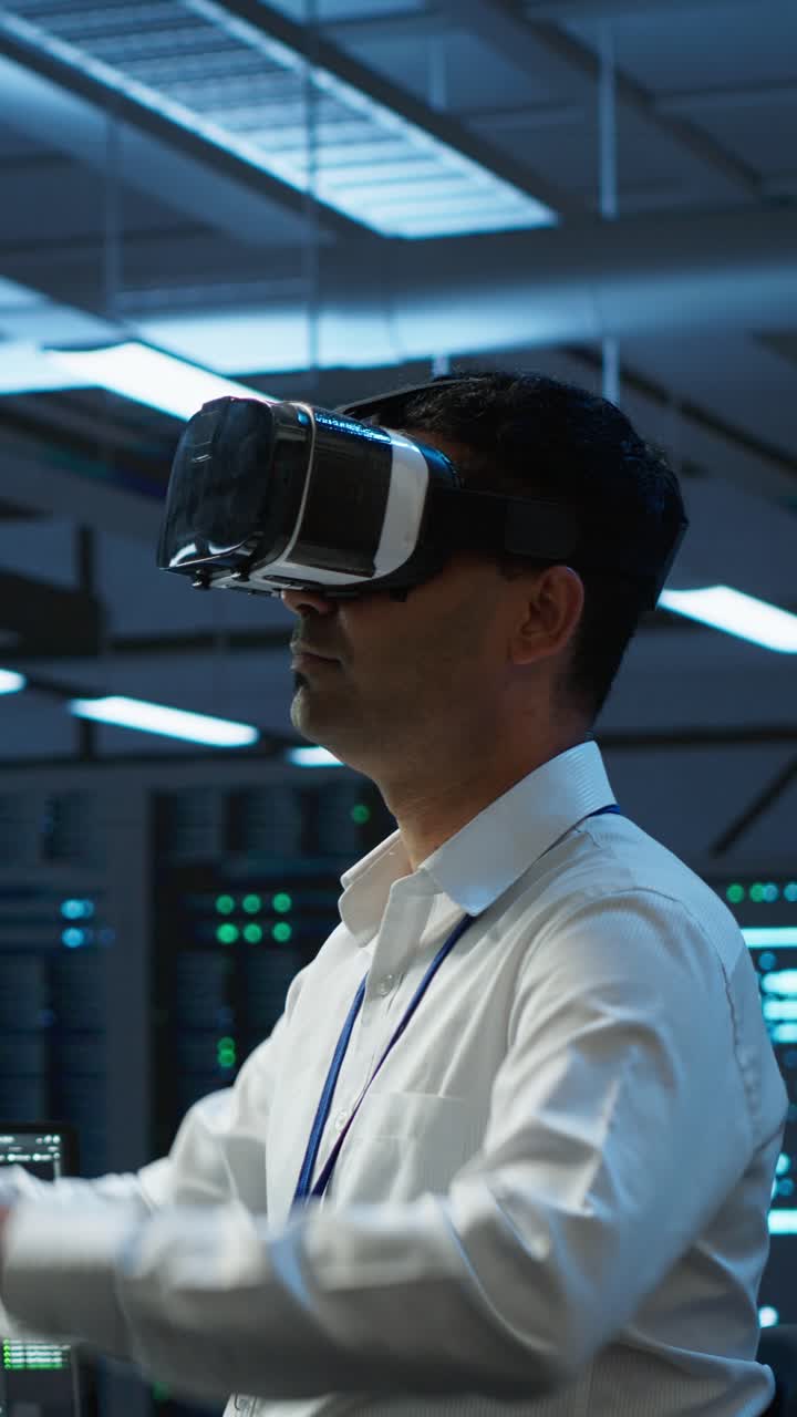 IT-ekspert med VR-headset i datasenter