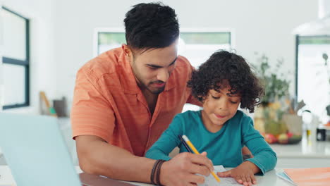 Padre-De-La-Escuela-En-Casa,-Niño-O-Nota-De-Papel-De-Escritura