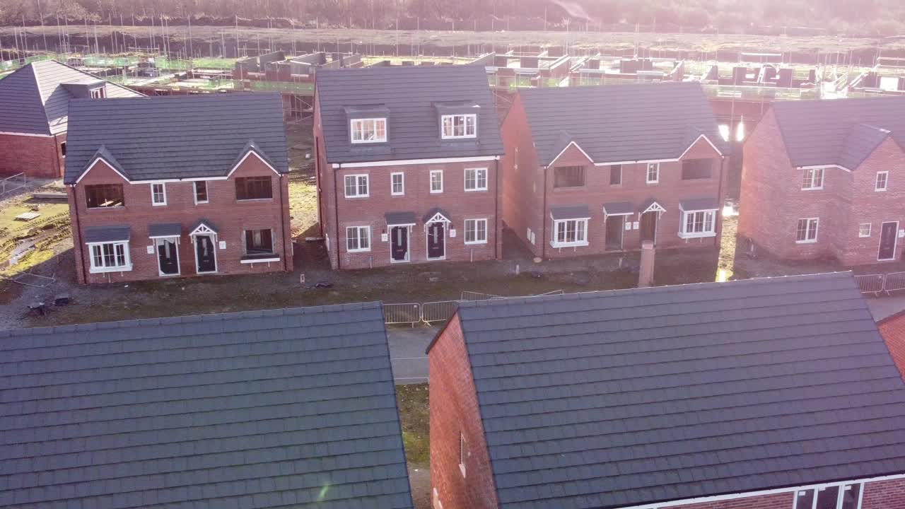 미완성된 현대 타운하우스 부동산 개발 건설 현장 조감도 돌리 오른쪽