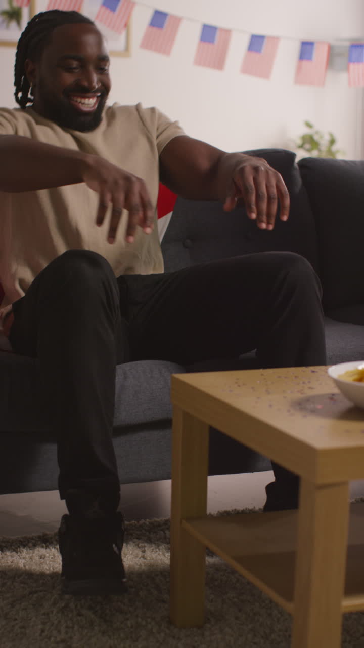 video vertical de amigos que llegan a una fiesta celebrando el día de la independencia de estados unidos el 4 de julio