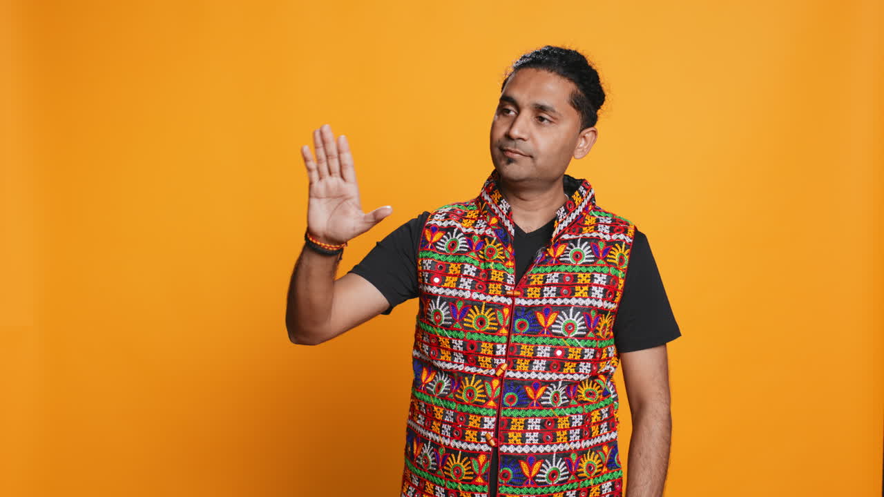 persona haciendo calma señal de gesticulación, fondo de estudio