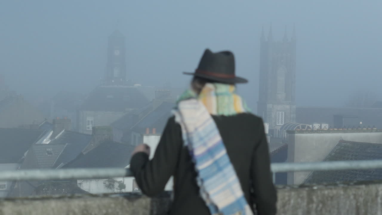 여자 시계 안개 낀 도시 교회 탑