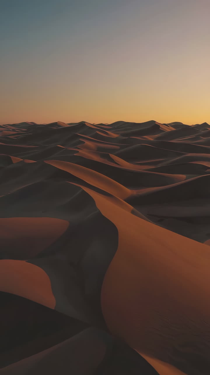 dunas de arena del desierto al amanecer o al atardecer