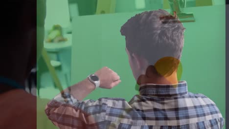 Animación-De-Un-Hombre-Usando-Un-Reloj-Inteligente-Sobre-Un-Niño-Pintando.