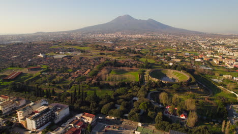 pompeya, antigua ciudad romana con el vesubio detrás